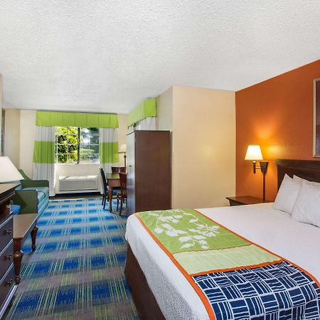 Days Inn By Wyndham Fremont Exteriör bild