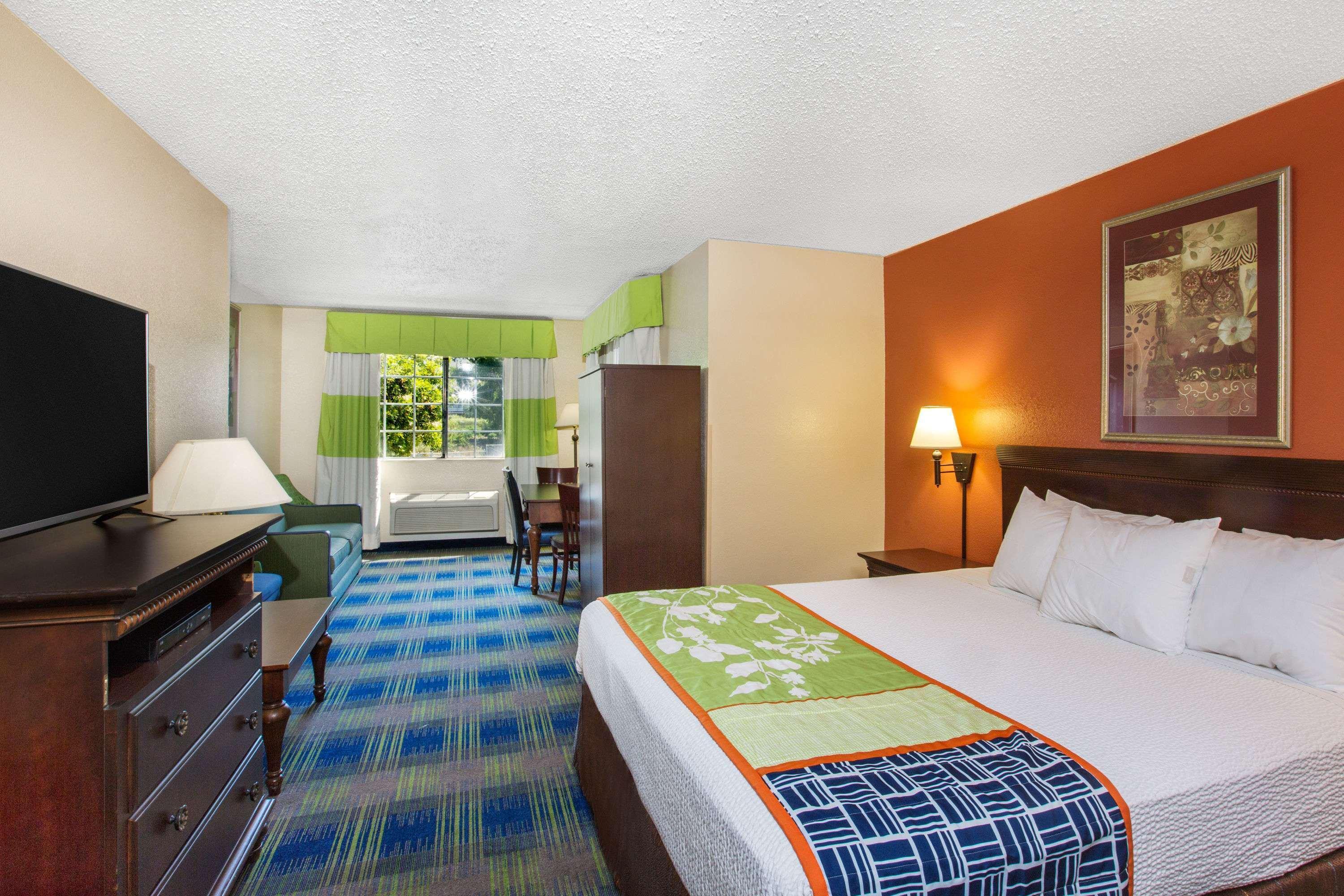 Days Inn By Wyndham Fremont Exteriör bild