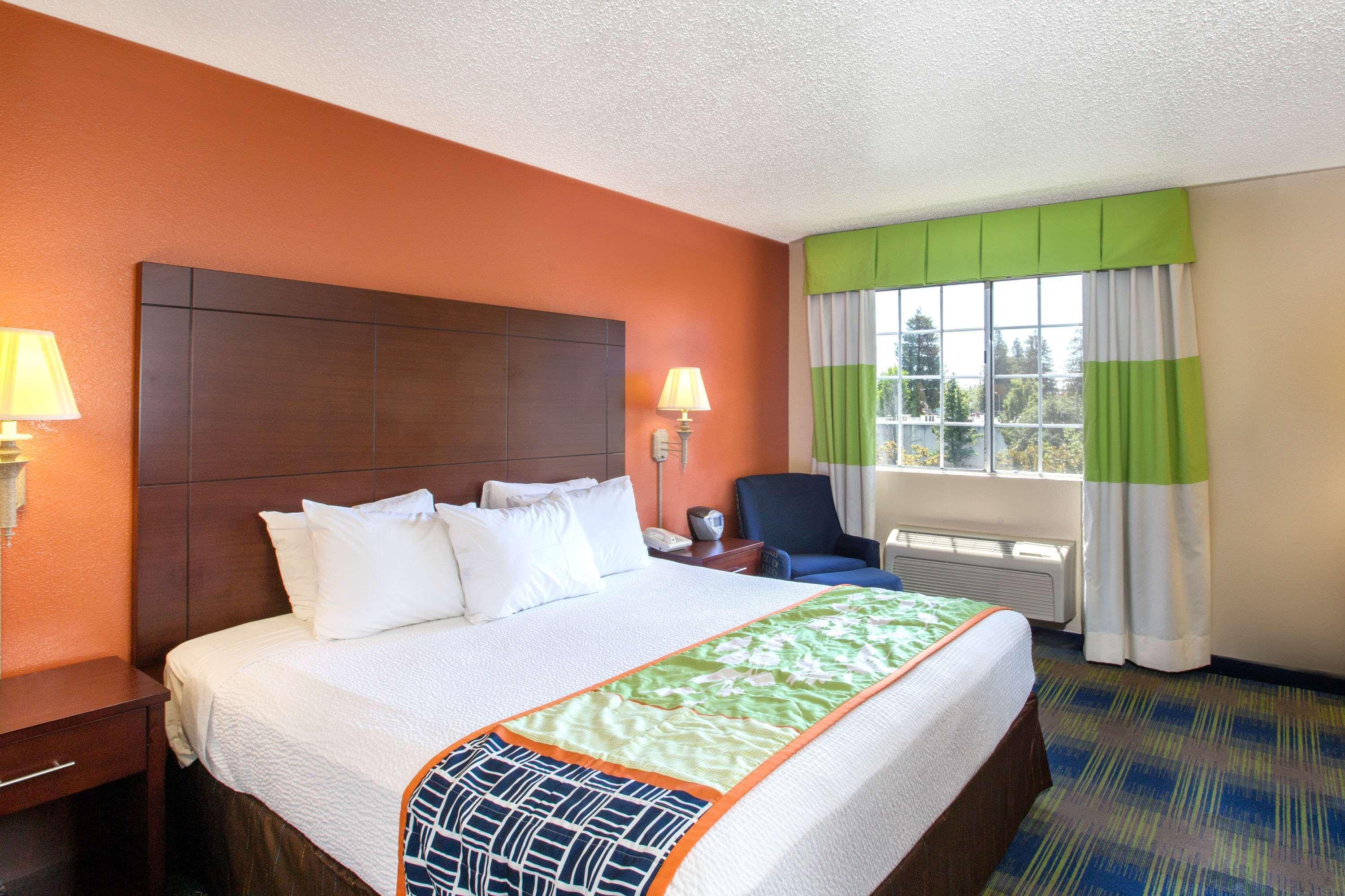Days Inn By Wyndham Fremont Exteriör bild