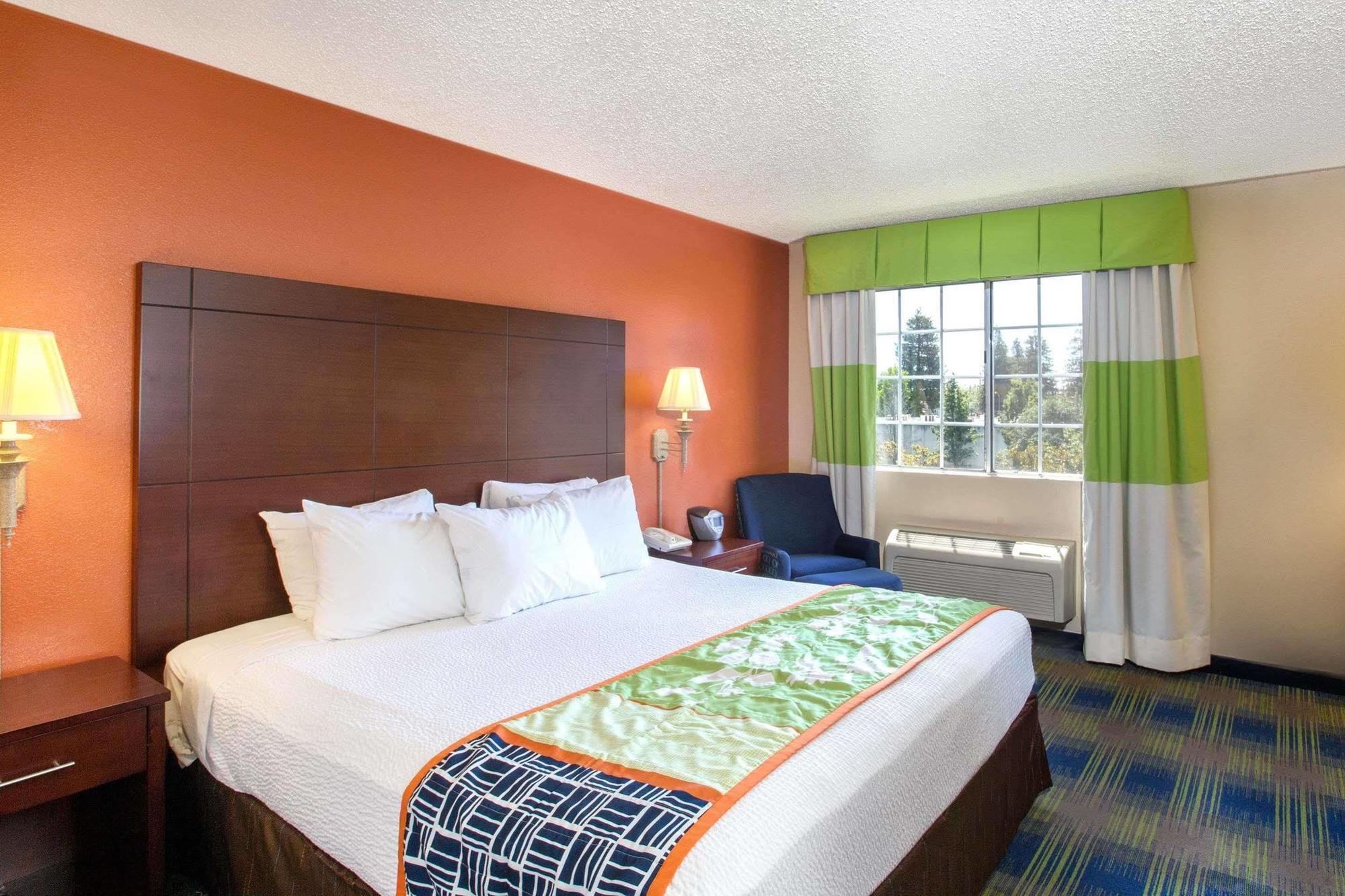 Days Inn By Wyndham Fremont Exteriör bild